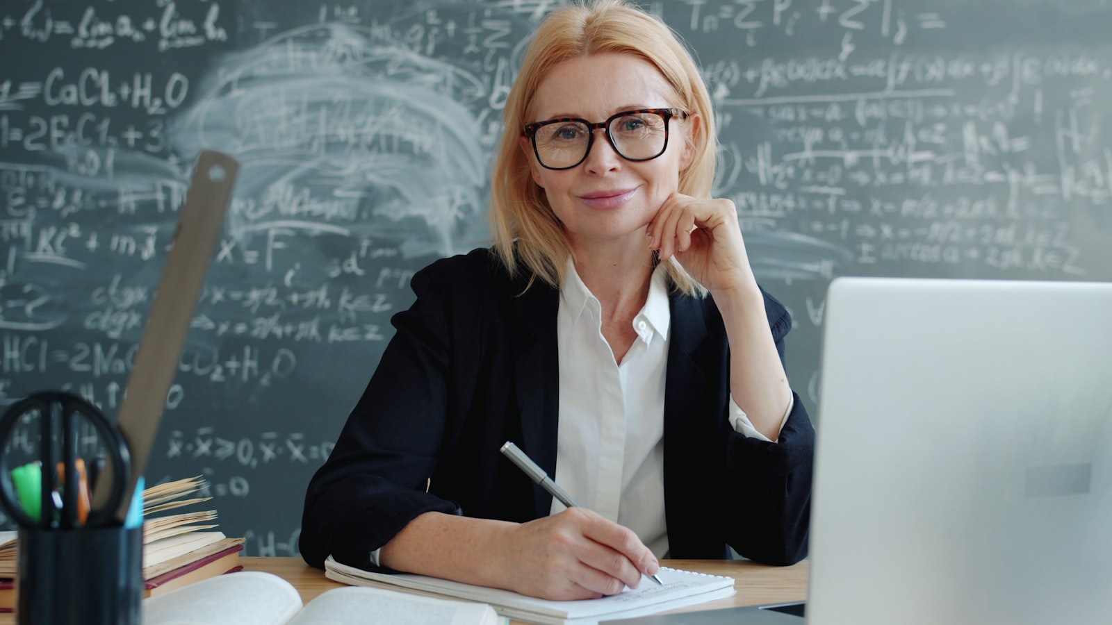 Directrice d'école consultant un tableau de bord de gestion scolaire